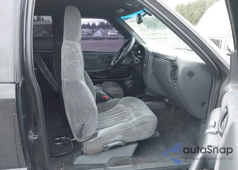 2000 Chevrolet S-10 Ls z USA, uszkodzony, nr VIN 1GCCS19W9Y8309158